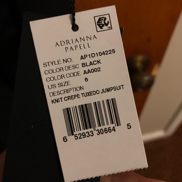 Adrianna Papell- Knit crepe tuxedo jumpsuit! Size 6. Black. - Picture 4 of 6